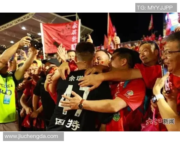 足球明星与粉丝的温馨互动瞬间展现真情与热爱